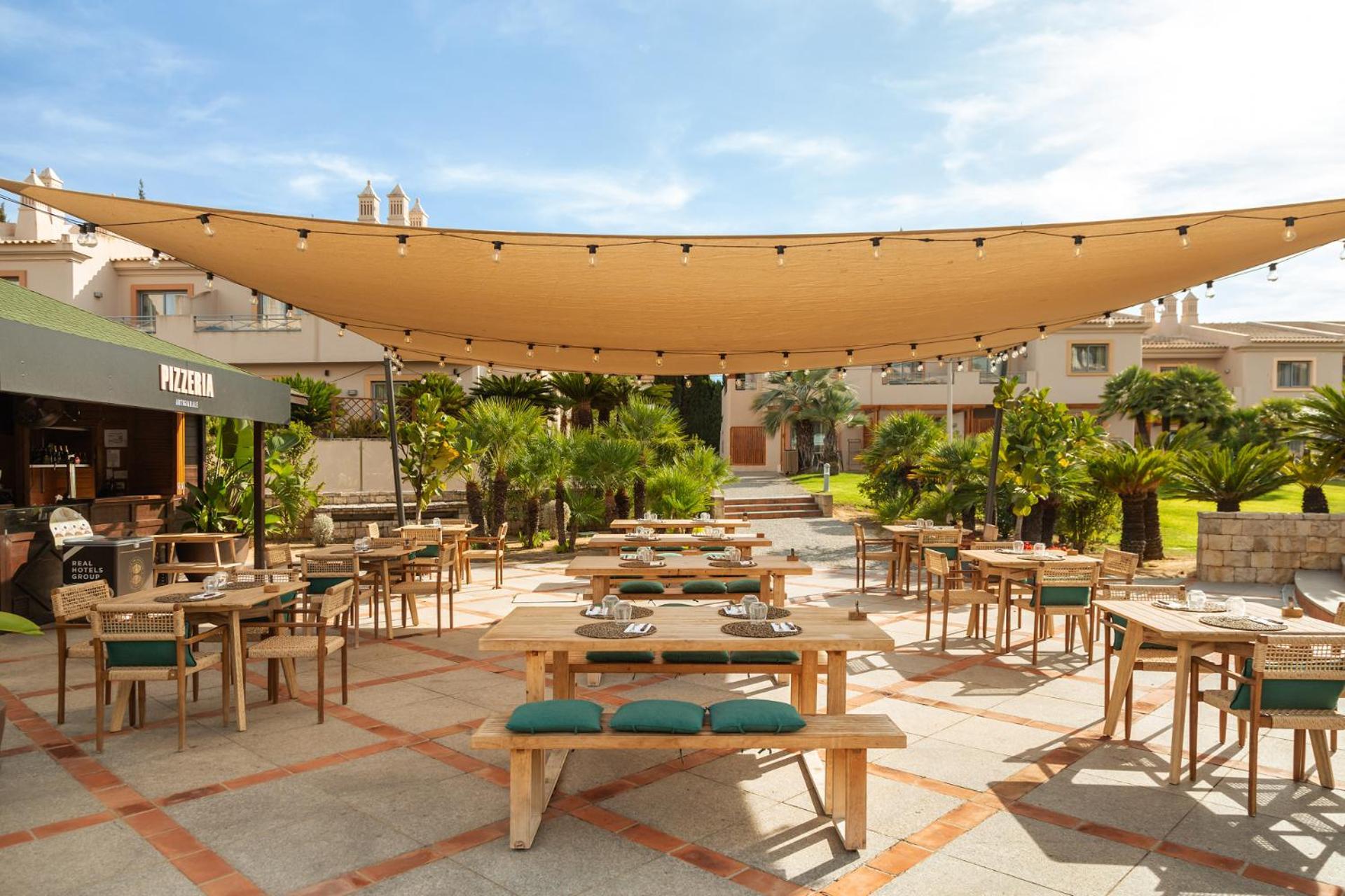 Grande Real Santa Eulalia Resort & Hotel Spa Albufeira Exterior foto The restaurant at the hotel