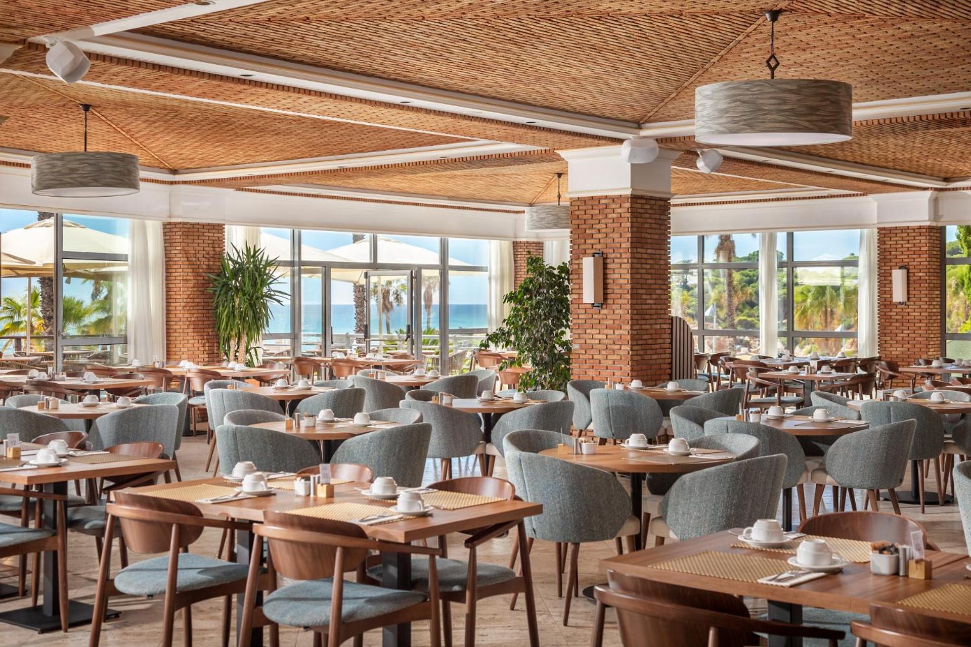 Grande Real Santa Eulalia Resort & Hotel Spa Albufeira Exterior foto The restaurant at the hotel