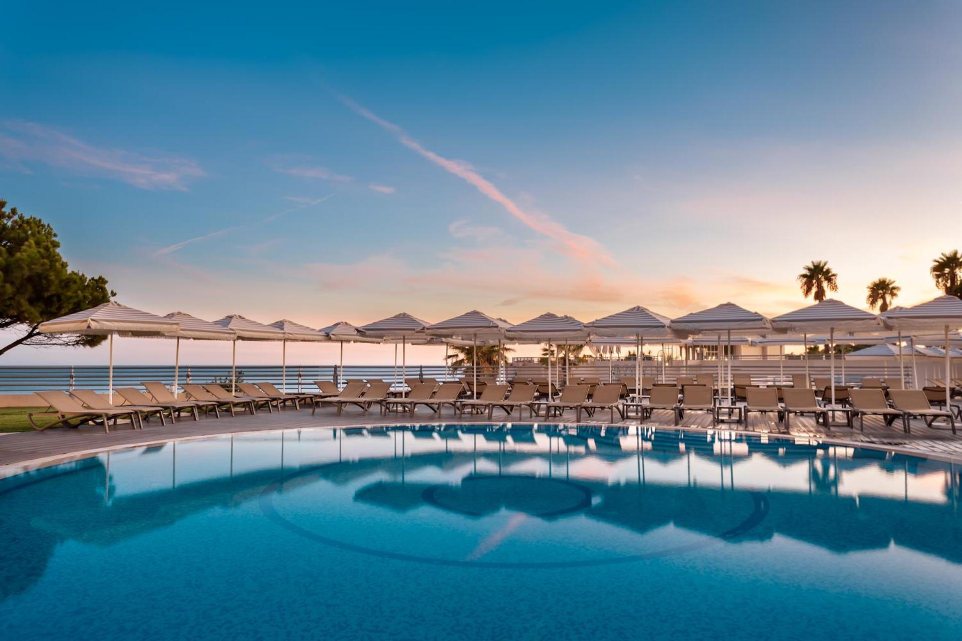 Grande Real Santa Eulalia Resort & Hotel Spa Albufeira Exterior foto The pool at the hotel