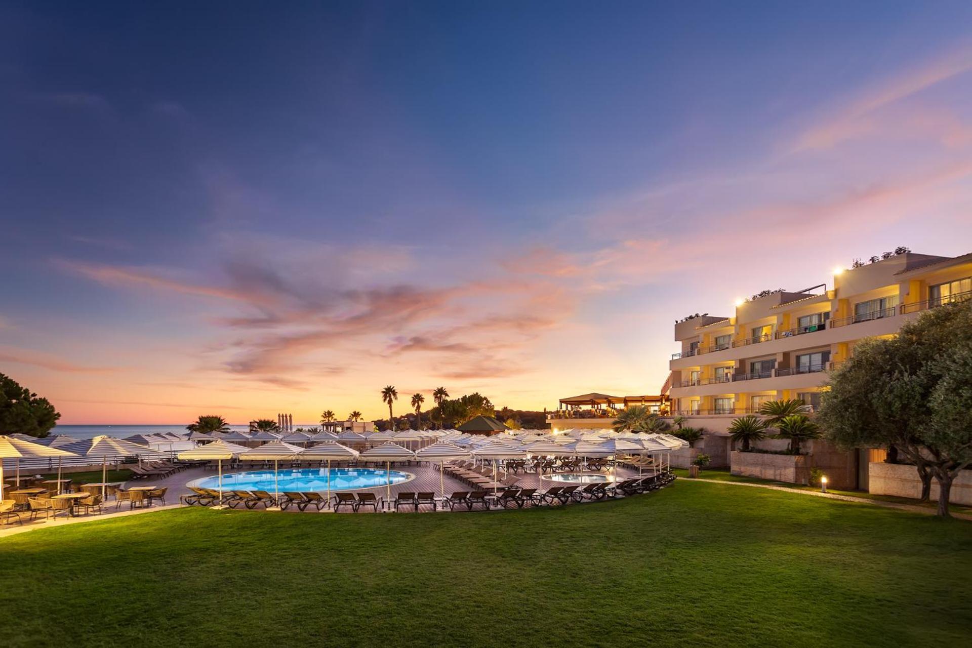 Grande Real Santa Eulalia Resort & Hotel Spa Albufeira Exterior foto The resort at sunset